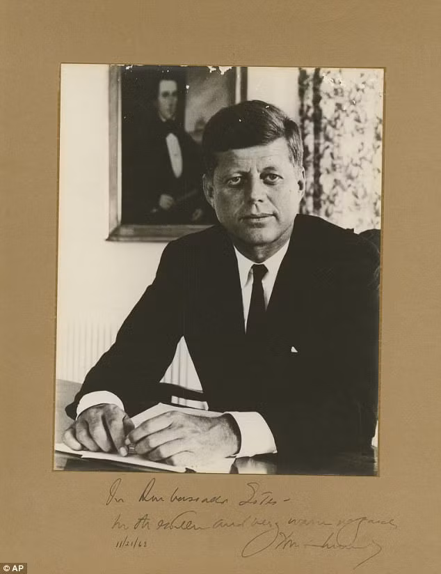 Một nhà phân phối tài liệu quý hiếm đang rao bán một bức ảnh chân dung cố Tổng thống John F. Kennedy kèm chữ ký của ông với mức giá 80.000 USD (hơn 1,6 tỉ VND).