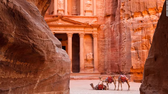 Thành phố hoa hồng đỏ Petra ở Jordan nổi tiếng với những công trình kiến trúc đền đài, lăng tẩm, nhà hát… được khắc sâu vào vách đá.