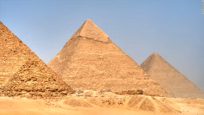 Kim tự tháp Giza của Ai Cập là cấu trúc nhân tạo cao nhất thế giới trong hơn 3.800 năm.