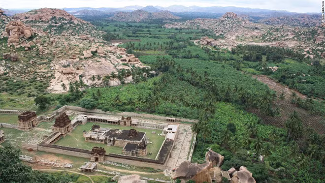 Làng Hampi nổi tiếng của Ấn Độ từng là trung tâm tôn giáo quan trọng với nhiều đền, đài cổ.