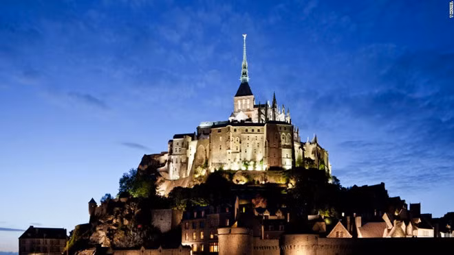 Thị trấn Mont Saint Michel của Pháp được UNESCO công nhận là di sản thế giới năm 1979. Nơi đây nổi bật với những công trình mang đậm phong cách kiến trúc đặc trưng của Pháp từ thời trung cổ.