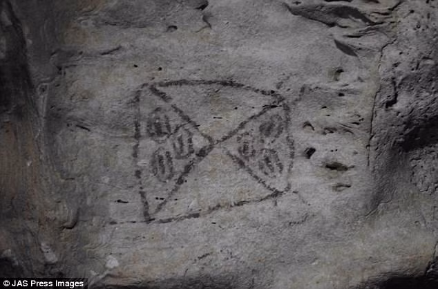 Theo các chuyên gia, nhiều bức vẽ trong số này miêu tả hình ảnh con người, động vật, hoa lá.