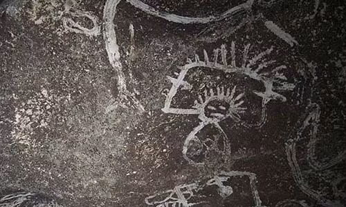 Một nhóm các chuyên gia thuộc ĐH Leicester và Bảo tàng Anh tìm thấy hàng ngàn bức vẽ cổ xưa trong hệ thống khoảng 70 hang động trên đảo Mona không có người ở, thuộc vùng biển Caribbean.