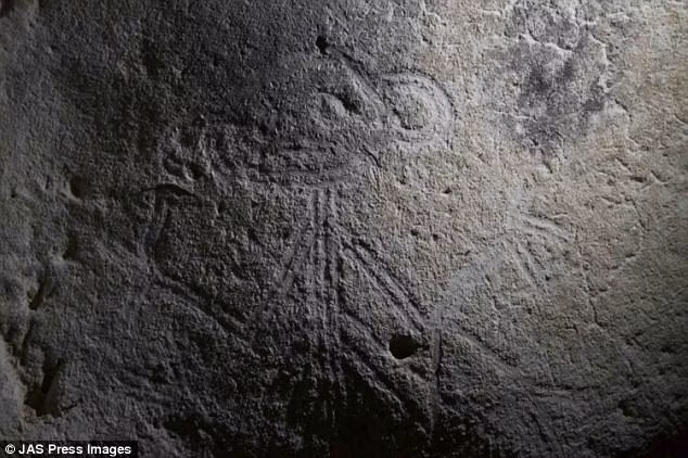 Một số bức vẽ cổ được con người điêu khắc hoặc vẽ. Số khác được tạo ra nhờ việc dùng bàn tay của con người in lên những bức tường của hang động - một kỹ thuật tương tự được sử dụng trong nghệ thuật đá Palaeolithic ở miền Nam châu Âu.