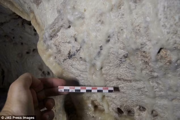 Một số bức vẽ được tạo ra ở những nơi rất hẹp và sâu trong hang động.