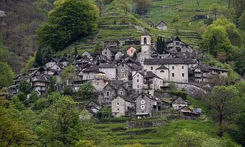 Một gia đình 3 người sắp rời khỏi làng này khiến số dân của Corippo sẽ chỉ còn 10 người. Làng Corippo không hề có bất cứ đứa trẻ nào. Người dân sinh sống ở đây đều là những người đã cao tuổi.