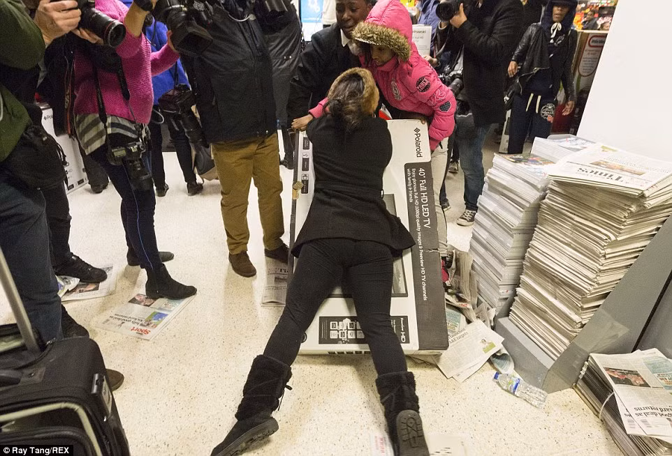 Trước những điều trên làm xấu đi hình ảnh mua sắm văn minh, một số người kêu gọi lập nên “No Shopping Day” (Ngày Không mua sắm) để tẩy chay ngày Black Friday.