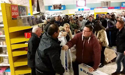 Ngày Black Friday càng khiến không ít người cảm thấy sợ hãi khi vào năm 2011, tình trạng tranh cướp hàng hóa dẫn đến hàng chục người bị thương.