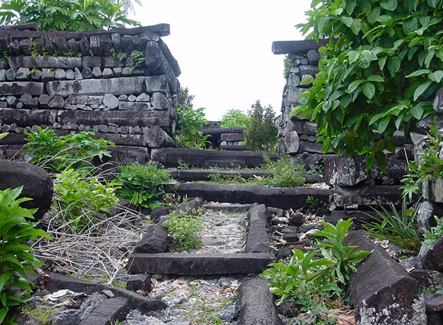 Phải đến năm 1928, giới chuyên gia mới phát hiện Nan Madol. Kể từ đó, các chuyên gia cố gắng giải mã việc người Saudeleur làm thế nào để có thể di chuyển 750.000 tấn đá đen ra giữa đại dương để xây dựng nên thành phố, trong bối cảnh thế kỷ thứ 8-9 chưa có ròng rọc và đòn bẩy cũng như dân số nơi đây khi ấy chỉ có khoảng 30.000 người.