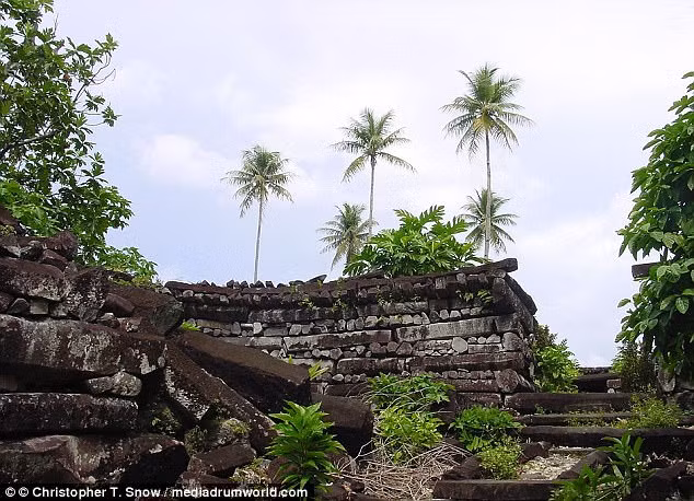 Cụ thể, các bức ảnh cho thấy khu khảo cổ Nan Madol - một phần của đảo Pohnpei. Các chuyên gia cho hay nơi đây là một thành phố nằm phía trên một đầm phá và có hàng loạt kênh rạch và các bức tường bằng đá rất lớn.