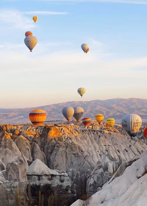 Cappadocia thuộc tỉnh Nevsehir là một trong những kỳ quan nổi tiếng nhất Thổ Nhĩ Kỳ. Nơi đây được UNESCO công nhận là di sản thiên nhiên thế giới từ năm 1985. Khám phá Cappadocia bằng khinh khí cầu lúc bình minh là trải nghiệm tuyệt vời.