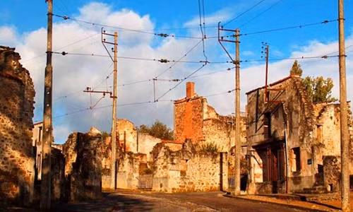 Sau khi Chiến tranh thế giới 2 kết thúc, không có người dân nào quay trở lại làng Oradour-sur-Glane sinh sống. Hiện "địa điểm ma" này là một nơi ghi dấu tội ác ác kinh hoàng của Đức quốc xã.