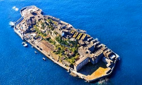 Trong suốt nhiều năm, đảo Hashima nằm ở phía tây nam của Nhật Bản là nơi vô cùng phát triển. Nơi đây từng là mỏ khai thác than sầm uất, hoạt động từ cuối thế kỷ 19 cho đến năm 1974.