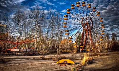 Tuy nhiên, vào tháng 4/1986, thảm họa hạt nhân xảy ra tại nhà máy Chernobyl khiến toàn bộ người dân phải di tản khỏi thành phố Pripyat do ảnh hưởng của phóng xạ. Do vậy, thành phố đông đúc dân cư một thời này bỗng trở thành "thị trấn ma" rùng rợn sau một đêm.