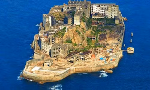 Vào năm 1974, toàn bộ mỏ trên đảo Hashima bị đóng cửa. Chính vì vậy, hòn đảo bị bỏ hoang và dần trở thành một "thị trấn ma" hiu quạnh.