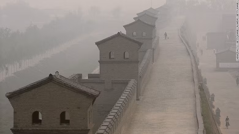 Bức tường thành bao quanh thành phố cổ Pingyao bắt đầu được xây dựng từ năm 1370. Khi hoàn thành, nó có chiều dài 6 km.