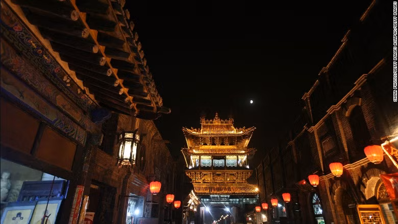 Một con phố cổ ở Pingyao rực rỡ sắc màu của những chiếc đèn lồng vào buổi tối.