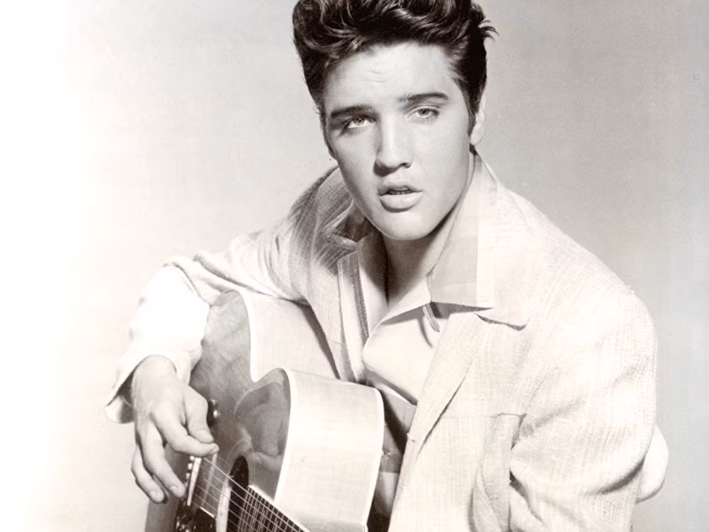 Sau khi ông hoàng nhạc Rock ‘n Roll này qua đời, một số lời đồn cho rằng Elvis Presley vẫn còn sống. Theo đó, có giả thuyết cho rằng thi thể đặt trong quan tài thực chất là một cơ thể làm từ sáp.