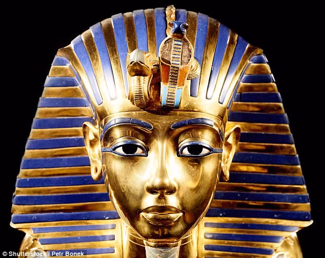 Ngoài xác ướp pharaoh Ai Cập Tutankhamun, các nhà khảo cổ còn tìm thấy hơn 5.000 món đồ bằng vàng ròng quý giá cùng nhiều châu báu được chôn cùng. Trong số này, nổi tiếng là chiếc mặt nạ bằng vàng cực giá trị.