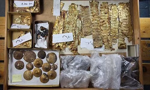 Phát hiện quan trọng nhất trong lăng mộ pharaoh Tutankhamun là quan tài bằng đá chứa quan tài bằng vàng, bên trong là hài cốt của vị vua Ai Cập trẻ tuổi.