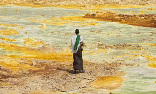 Trái ngược với làng Oymyakon, Vùng lõm Danakil (Danakil Depression) nằm trong sa mạc Danakil ở Ethiopia được xem là nơi nóng nhất thế giới. Nhiệt độ trung bình ở nơi đây 37 độ C nhưng có những thời điểm nhiệt độ lên tới khoảng 62 độ C.