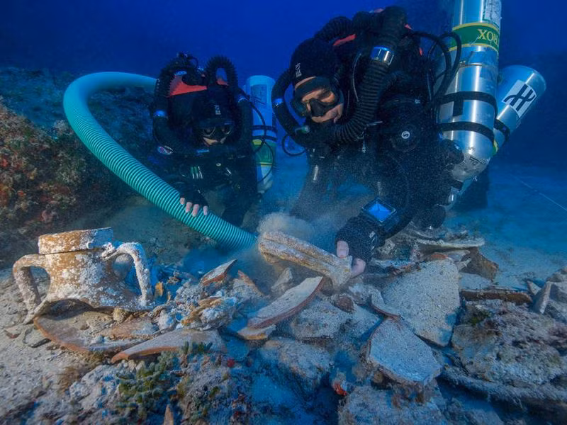 Tàu đắm Antikythera là một trong những xác tàu nổi tiếng nhất thế giới. Đây là con tàu của người Hy Lạp cổ đại. Con tàu này được cho là bị chìm vào khoảng năm 70 TCN.