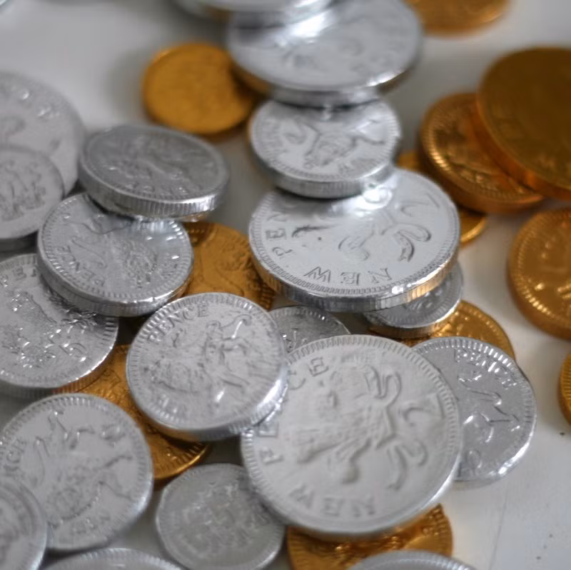 Người Anh quan niệm, sang năm mới, sự giàu có sẽ đến với ai may mắn có chiếc bánh cùng đồng xu trong chiếc bánh.