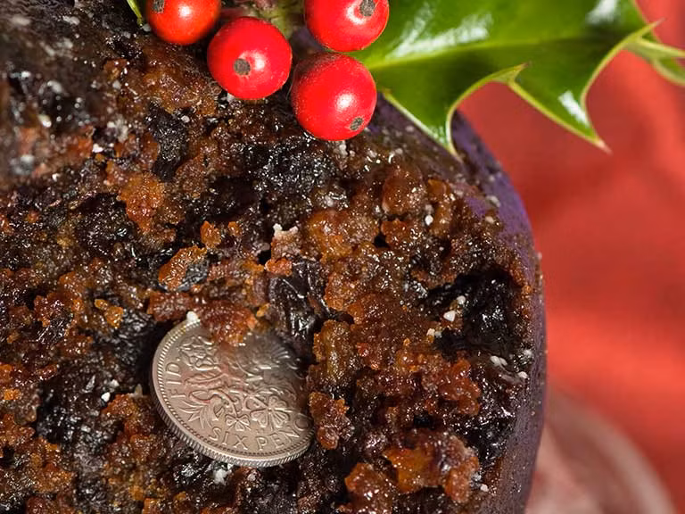 Vào dịp Giáng sinh, người dân Vương quốc Anh có truyền thống đặt một đồng xu vào trong một chiếc bánh pudding.