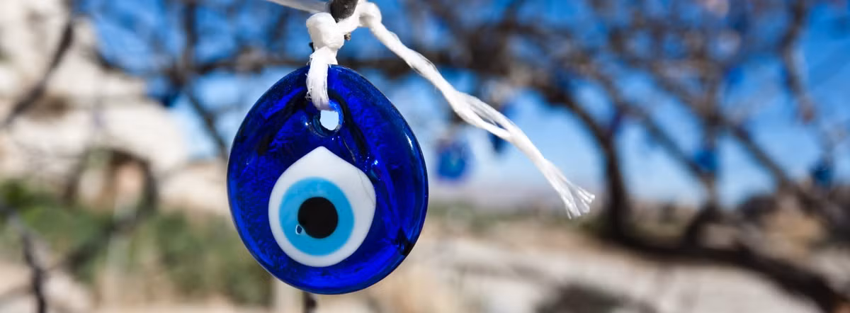 Do vậy, phụ nữ Thổ Nhĩ Kỳ thường đeo vòng tay, hoa tai, vòng cổ có hình con mắt quỷ. Thêm nữa, người ta còn treo bùa mắt quỷ trong nhà, văn phòng và cả xe ô tô, quần áo của trẻ em để chúng hút hết những điều xấu xa.