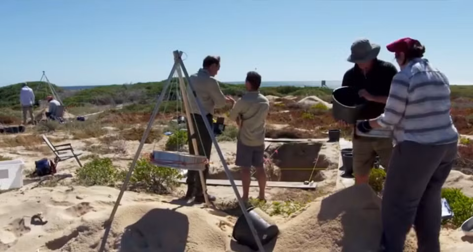 Tại hòn đảo không người Beacon, chúng đã thảm sát nhiều người, bao gồm cả phụ nữ và trẻ em cũng như những người đe dọa vai trò lãnh đạo của chúng.