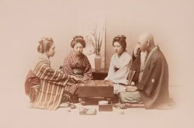 Vào thời gian rảnh, nhiều người Nhật Bản chơi cờ vừa để giải trí vừa rèn luyện trí tuệ.