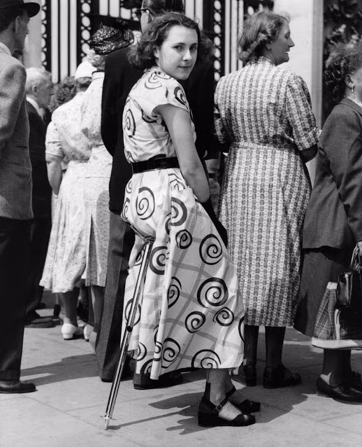 Phát minh ghế monopod năm 1953 cho phép những người phải xếp hàng lâu có thể ngồi nghỉ ngơi chờ đến lượt. Sáng chế này có ưu điểm là nhỏ gọn, dễ mang theo.