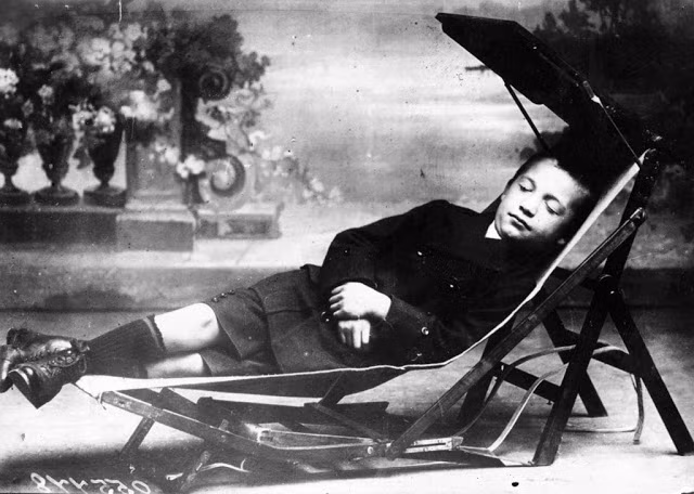 Phát minh năm 1913 gây chú ý khi vừa là bàn học vừa là giường ngủ cho trẻ em.