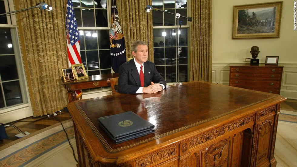 Ông Bush tại văn phòng ở Nhà Trắng ngày 19/3/2003.