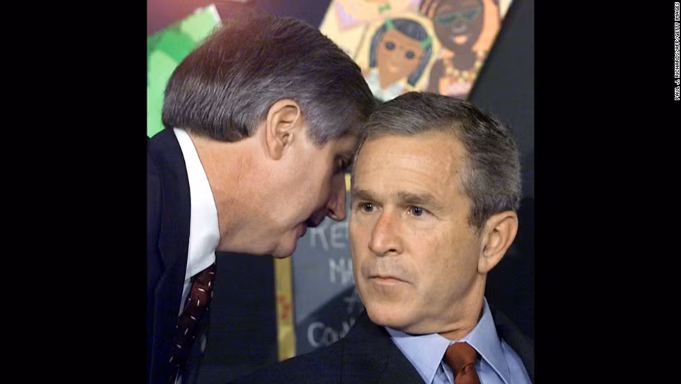 Tổng thống thứ 43 của Mỹ George W. Bush được nhân viên thông báo về vụ khủng bố ngày 11/9/2001 khi đang có chuyến thăm một trường học ở Sarasota, Florida.