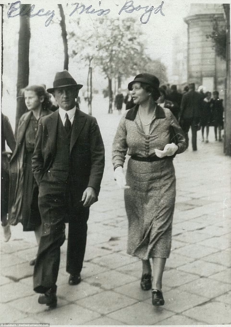 Theo đó, bà Boyd được chính phủ Mỹ cử đi thực hiện nghiên cứu về các hiện tượng từ tính và vô tuyến điện ở Bắc Cực năm 1940. Phải đến năm 1948, cuốn sách "The Coast of Northeast Greenland" của bà mới được xuất bản.