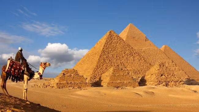 Một hiểu lầm phổ biến tiếp theo là không ít người tin rằng, tất cả kim tự tháp ở Ai Cập cổ đại đều được sơn màu đá vôi.