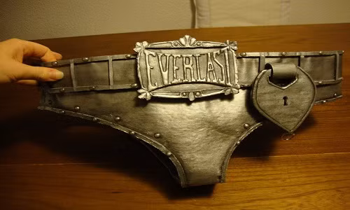 Nhiều người tin rằng, trước khi đi chinh chiến xa nhà, nam giới thời Trung cổ bắt vợ dùng đai trinh tiết nhằm đảm bảo họ không thể ngoại tình khi người chồng vắng nhà.