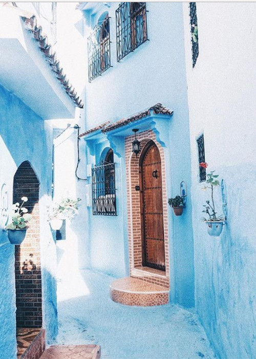 Chefchaouen - thị trấn cổ hơn 500 năm tuổi của Ma rốc nổi tiếng thế giới bởi những ngôi nhà sơn chỉ một màu xanh duy nhất. Khi đặt chân tới điểm đến này, du khách sẽ có cảm giác như lạc vào mê cung.