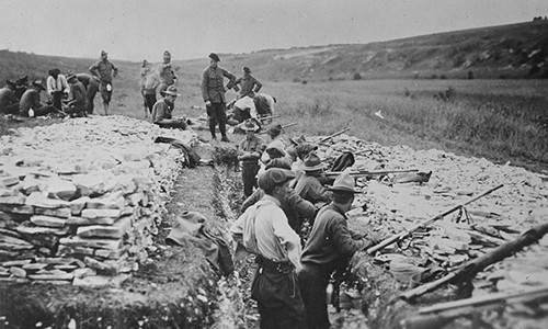 Quân đội Mỹ huấn luyện binh sĩ bắn súng tại Pháp trong thời gian diễn ra Chiến tranh thế giới 1.