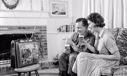 Tivi trở thành món đồ gia dụng thiết yếu trong các gia đình ở Mỹ. Chúng thường được lắp đặt ở phòng khách để mọi người có thể thưởng thức các chương trình yêu thích. Ảnh chụp những năm 1960.