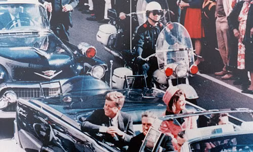 Vào lúc 12h40, đài phát thanh ABC công bố tin tức đầu tiên về vụ ám sát Tổng thống Kennedy. Đến 12h40, CBS phát sóng bản tin truyền hình đầu tiên trên toàn quốc về vụ ám sát.