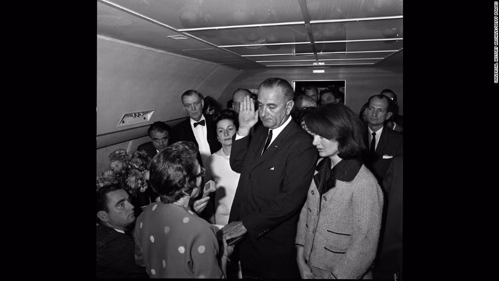 Vào 2h39 chiều 22/11, Phó tổng thống Lyndon B. Johnson tuyên thệ nhậm chức Tổng thống Mỹ, kế nhiệm ông Kennedy, ngay trong chiếc Không lực 1 đậu ở Dallas vào chiều 22/11. Buổi lễ tuyên thệ có sự tham gia của Đệ nhất phu nhân Kennedy.