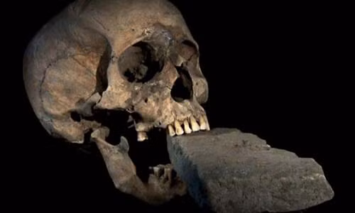 Trong một lần khai quật năm 2006, các chuyên gia phát hiện một hộp sọ phụ nữ trong tư thế miệng ngậm viên gạch. Nó được tìm thấy ở mồ chôn tập thể trên đảo Lazzaretto Nuovo, Venice, Italy. Kết quả nghiên cứu chỉ ra hộp sọ thuộc về một phụ nữ khoảng 60 - 70 tuổi, sống ở thế kỷ 16 và là nông dân ở châu Âu.