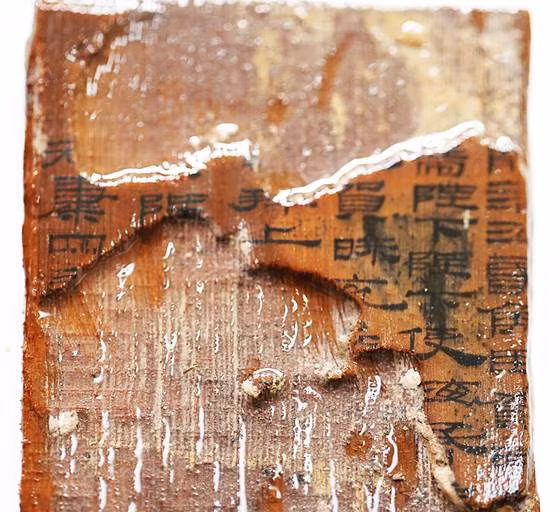 Nhiều tấm bảng gỗ ghi chép những tài liệu quan trọng của nhà Tây Hán (206 TCN-24 SCN).