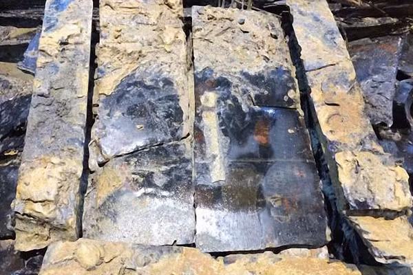 Một chiếc gương đồng được tìm thấy trong mộ của Lưu Hà có hình ảnh Khổng Tử.