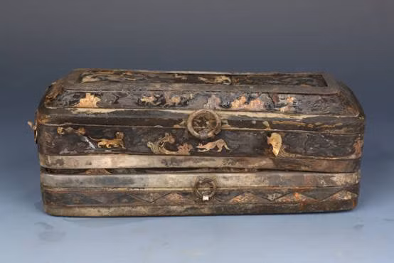 Cận cảnh chiếc hộp cổ được mạ vàng. Đây là một trong những hiện vật giá trị được tìm thấy trong mộ cổ cháu trai Hán Vũ Đế.