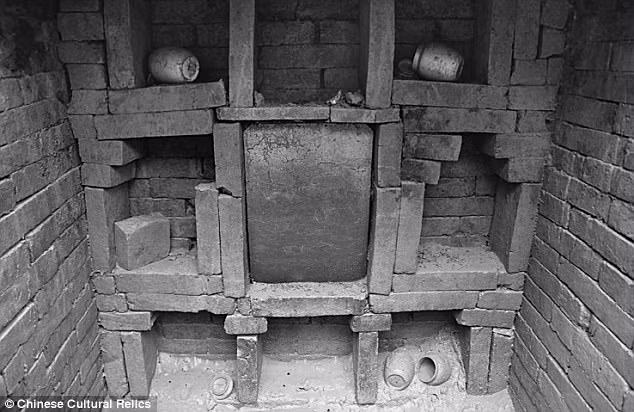  Ngôi mộ cổ 800 tuổi vừa được phát hiện tại một công trường xây dựng ở tỉnh Chiết Giang, Trung Quốc. Theo các chuyên gia, ngôi mộ này thuộc về một cặp vợ chồng, người chồng có tên là Hu Hong và vợ là Wu.