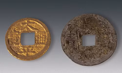 Những đồng xu vàng và bạc được tìm thấy trong mộ bà Wu.