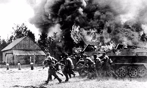 Binh sĩ Đức cùng sự hỗ trợ của xe bọc thép tiến quân vào một ngôi làng ở Liên Xô ngày 26/6/1941.